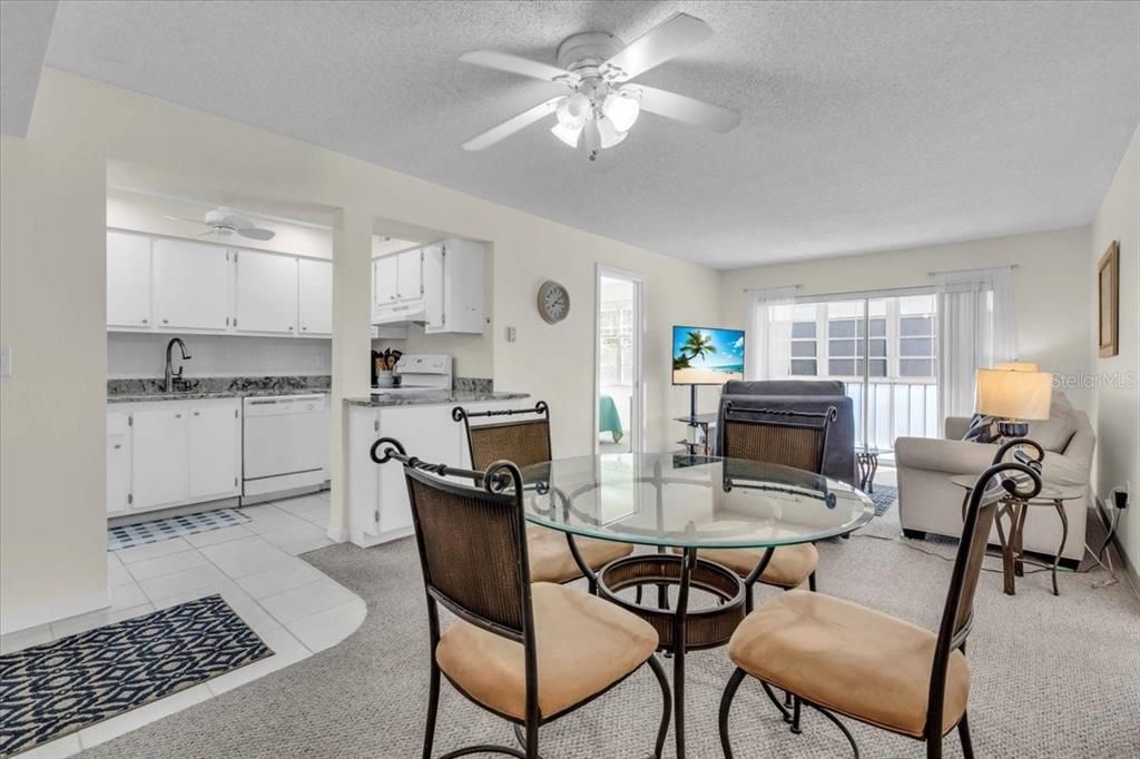 合同活跃: $125,000 (2 贝兹, 2 浴室, 902 平方英尺)