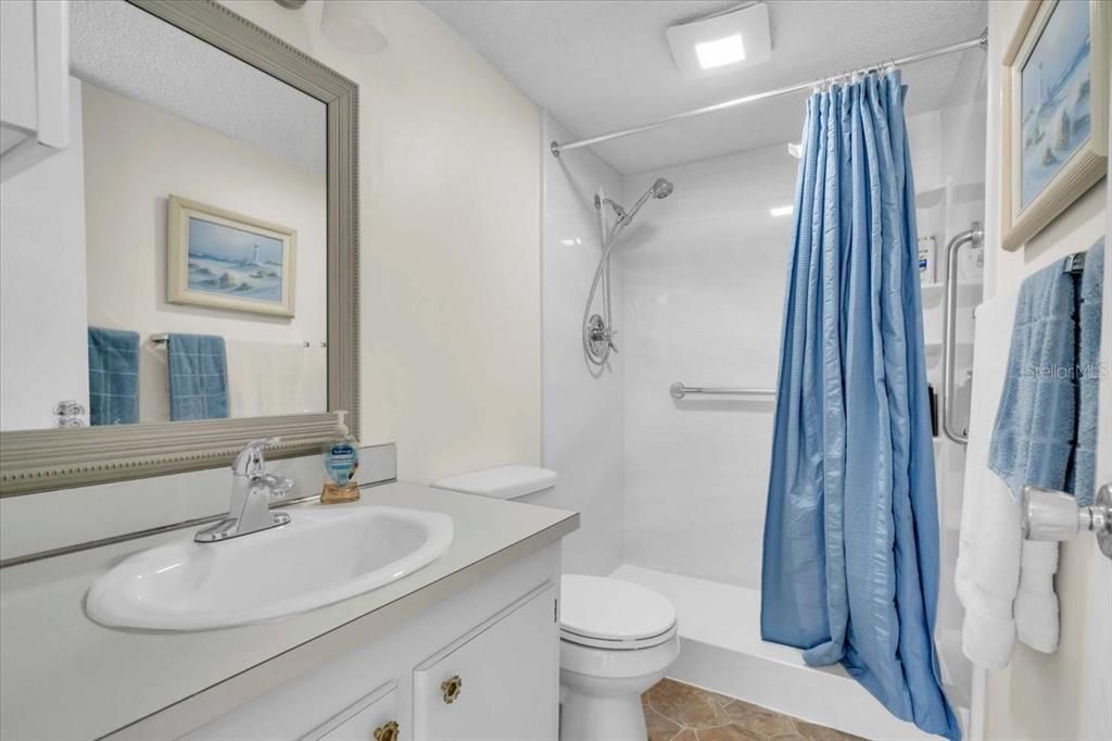 合同活跃: $125,000 (2 贝兹, 2 浴室, 902 平方英尺)