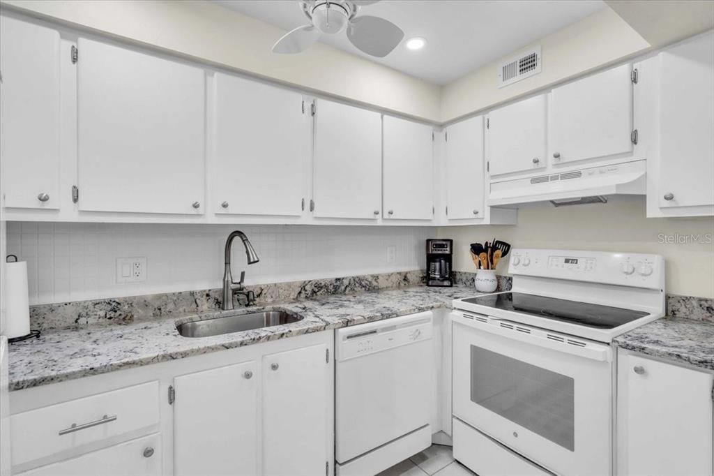 合同活跃: $125,000 (2 贝兹, 2 浴室, 902 平方英尺)