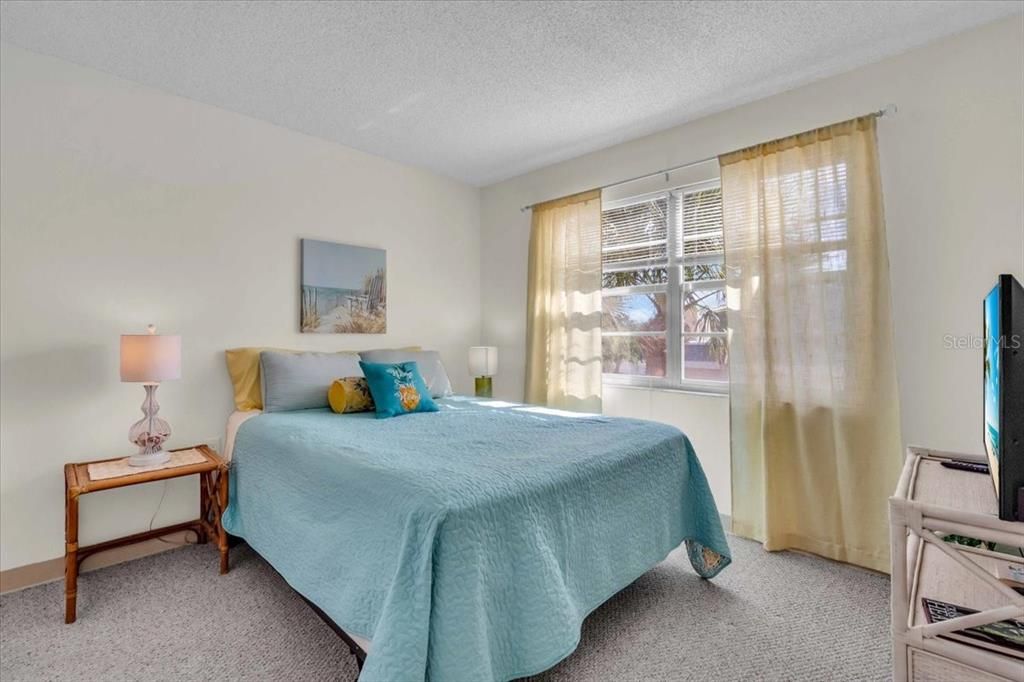 合同活跃: $125,000 (2 贝兹, 2 浴室, 902 平方英尺)