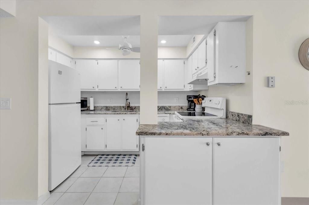 合同活跃: $125,000 (2 贝兹, 2 浴室, 902 平方英尺)