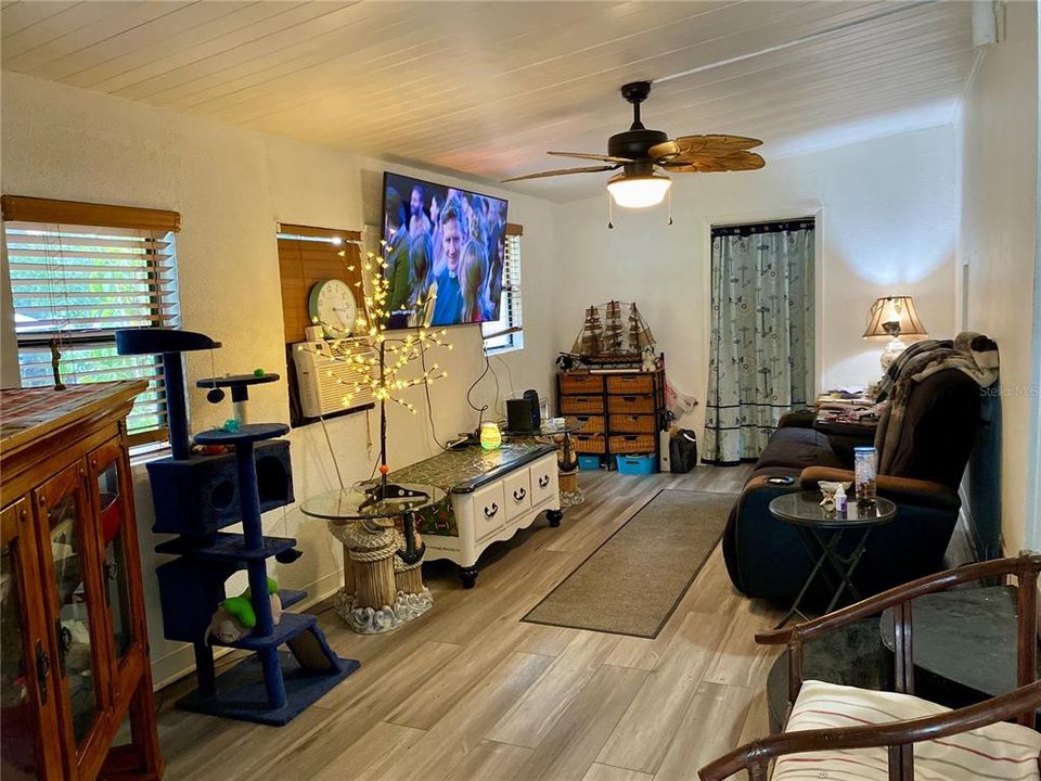 На продажу: $128,000 (1 спален, 1 ванн, 304 Квадратных фут)