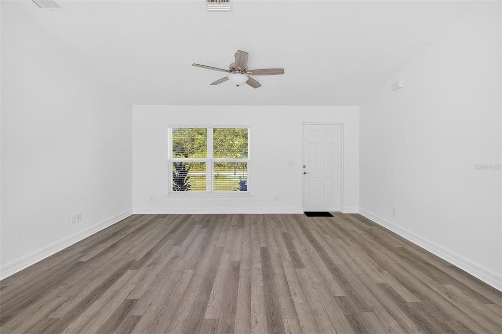 合同活跃: $309,900 (3 贝兹, 2 浴室, 1310 平方英尺)