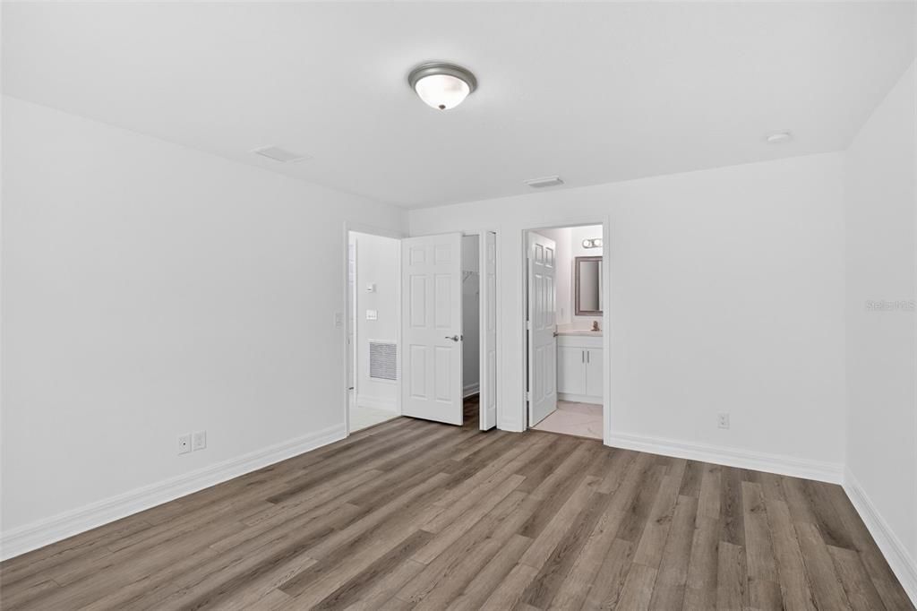 合同活跃: $309,900 (3 贝兹, 2 浴室, 1310 平方英尺)