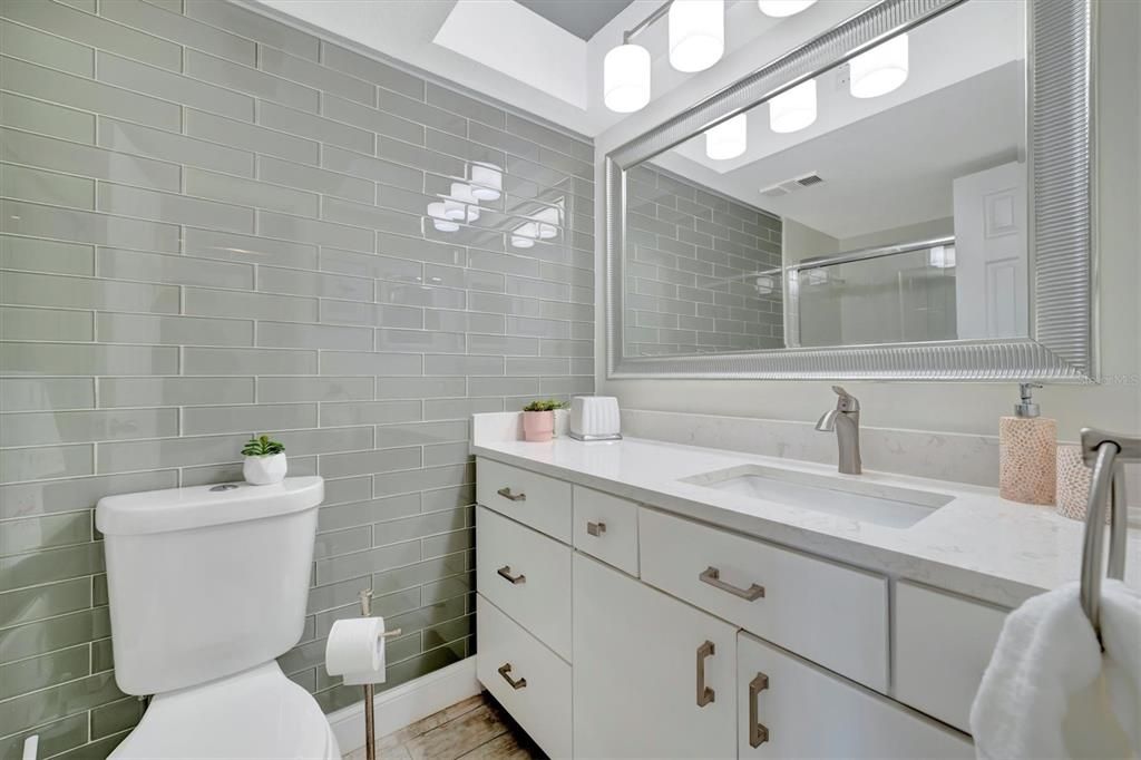 For Sale: $185,000 (1 beds, 1 baths, 924 Square Feet)