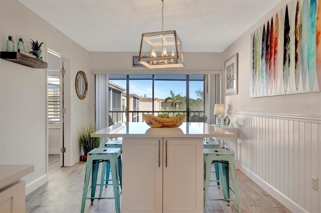 For Sale: $185,000 (1 beds, 1 baths, 924 Square Feet)