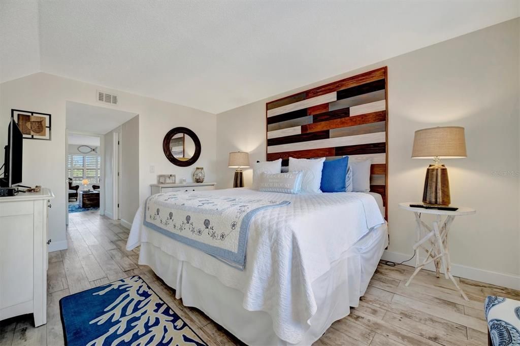 For Sale: $185,000 (1 beds, 1 baths, 924 Square Feet)