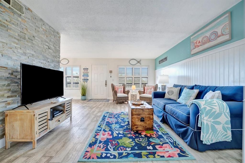 For Sale: $185,000 (1 beds, 1 baths, 924 Square Feet)