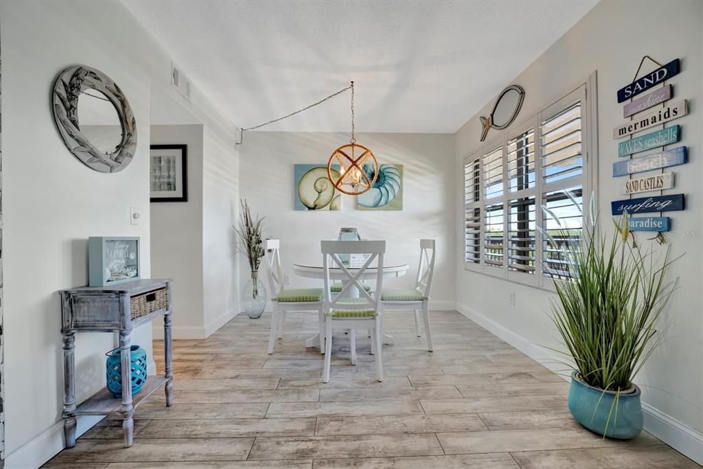 For Sale: $185,000 (1 beds, 1 baths, 924 Square Feet)