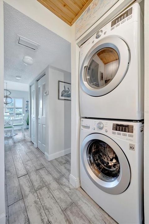 For Sale: $185,000 (1 beds, 1 baths, 924 Square Feet)