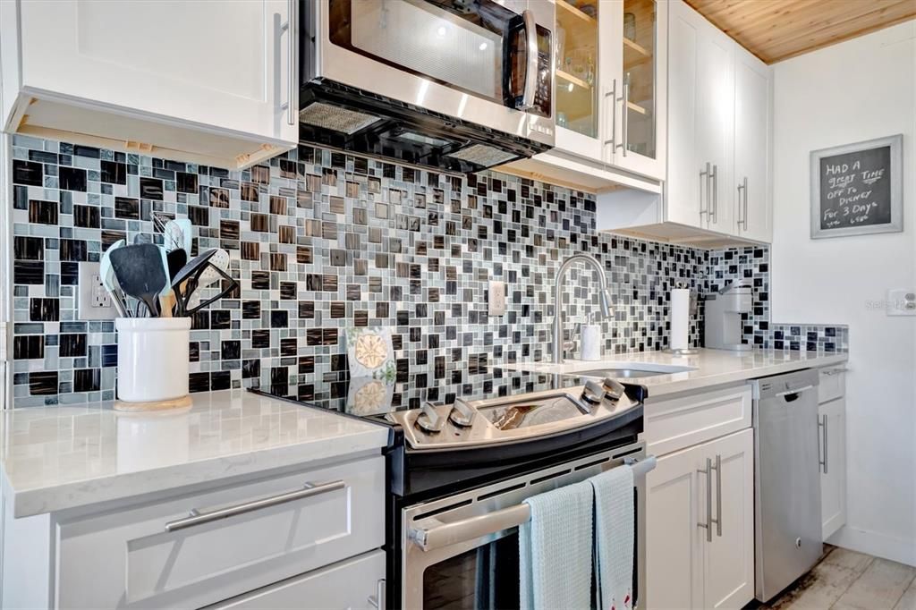 For Sale: $185,000 (1 beds, 1 baths, 924 Square Feet)