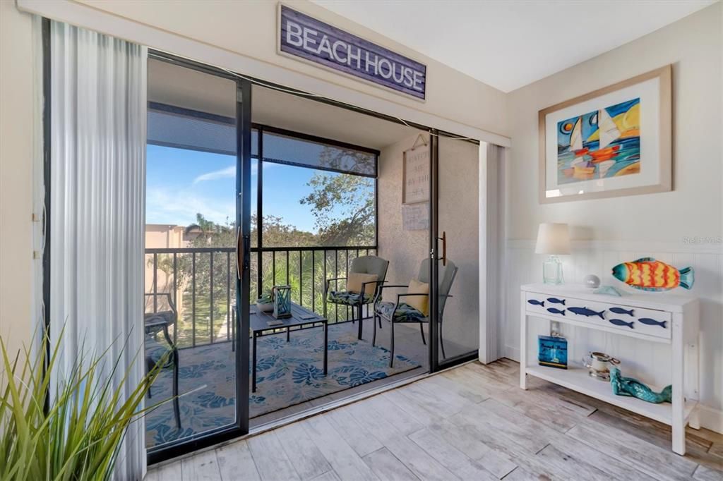 For Sale: $185,000 (1 beds, 1 baths, 924 Square Feet)