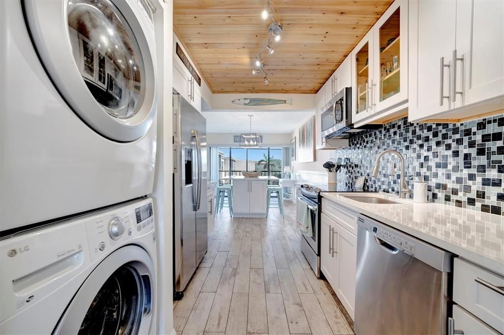 For Sale: $185,000 (1 beds, 1 baths, 924 Square Feet)