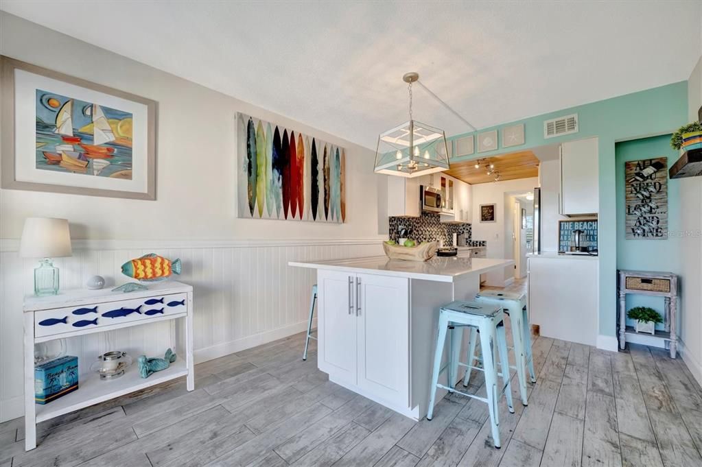 For Sale: $185,000 (1 beds, 1 baths, 924 Square Feet)