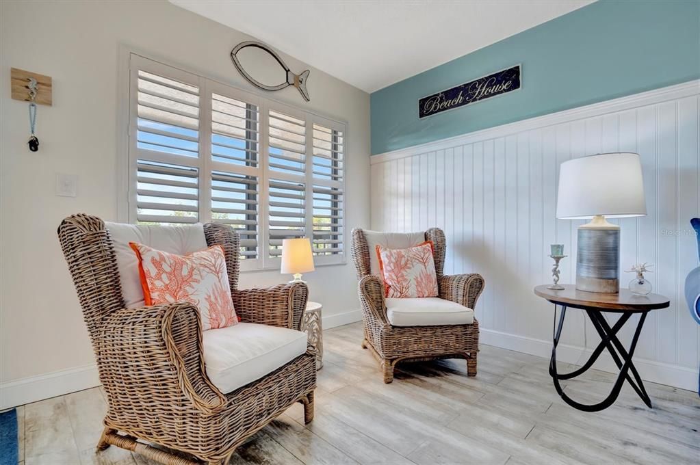 For Sale: $185,000 (1 beds, 1 baths, 924 Square Feet)