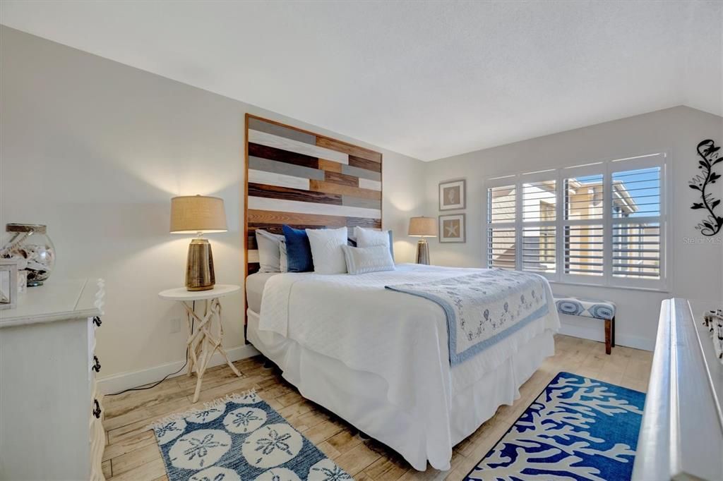 For Sale: $185,000 (1 beds, 1 baths, 924 Square Feet)