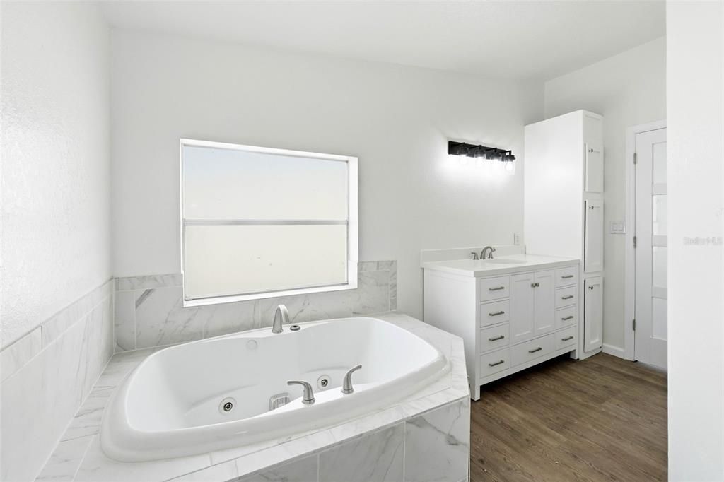 For Sale: $275,000 (3 beds, 2 baths, 1932 Square Feet)