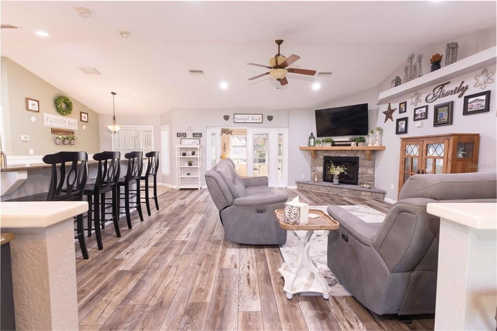 Под контрактом: $499,900 (3 спален, 2 ванн, 2273 Квадратных фут)