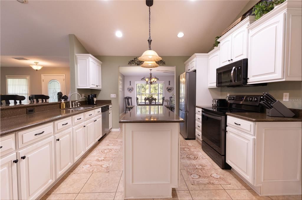 Под контрактом: $499,900 (3 спален, 2 ванн, 2273 Квадратных фут)