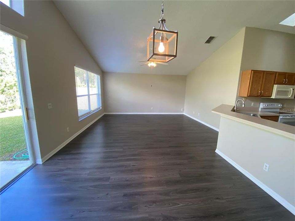 出租: $2,195 (3 贝兹, 2 浴室, 1912 平方英尺)