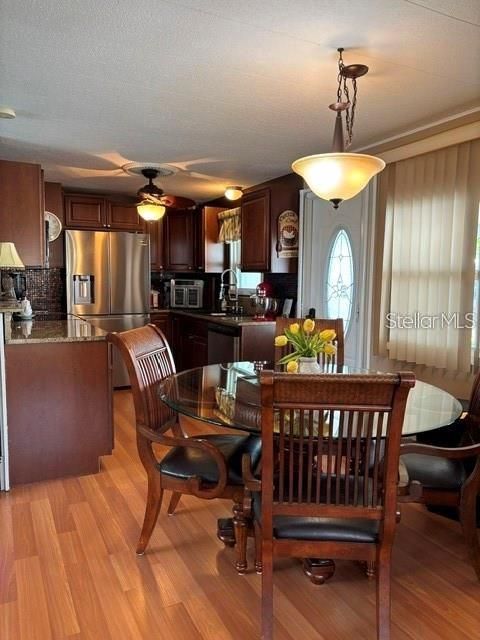 待售: $245,000 (2 贝兹, 2 浴室, 935 平方英尺)