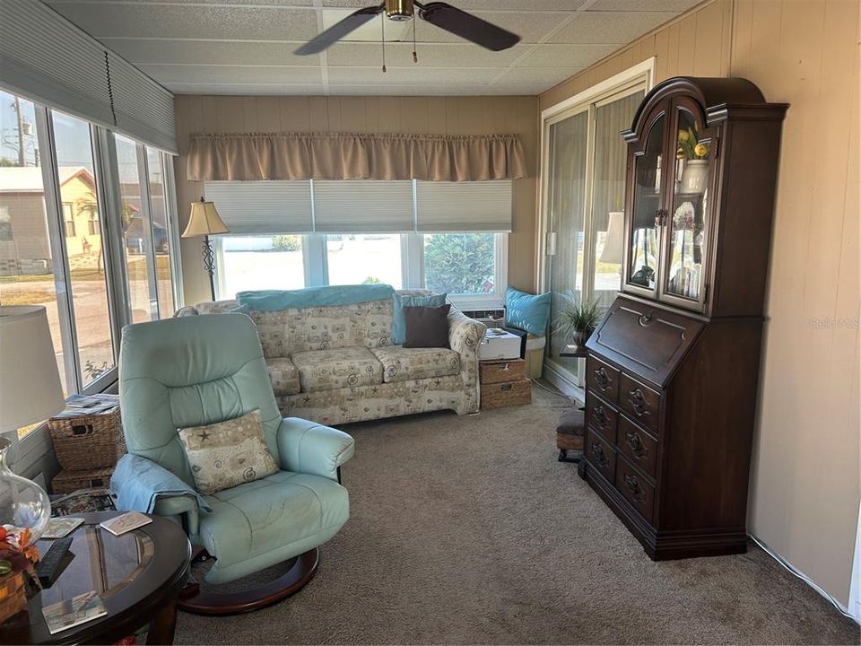 待售: $245,000 (2 贝兹, 2 浴室, 935 平方英尺)