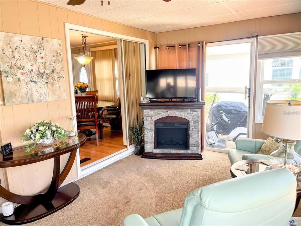 待售: $245,000 (2 贝兹, 2 浴室, 935 平方英尺)