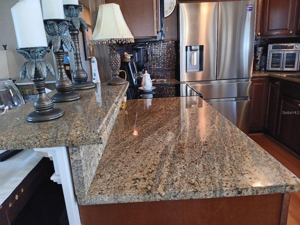 待售: $245,000 (2 贝兹, 2 浴室, 935 平方英尺)