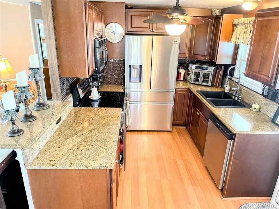 待售: $245,000 (2 贝兹, 2 浴室, 935 平方英尺)