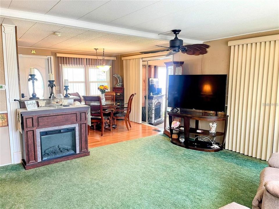 待售: $245,000 (2 贝兹, 2 浴室, 935 平方英尺)