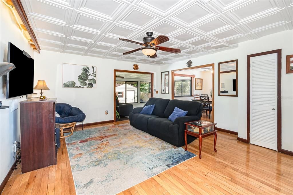 For Sale: $399,900 (3 beds, 1 baths, 1568 Square Feet)