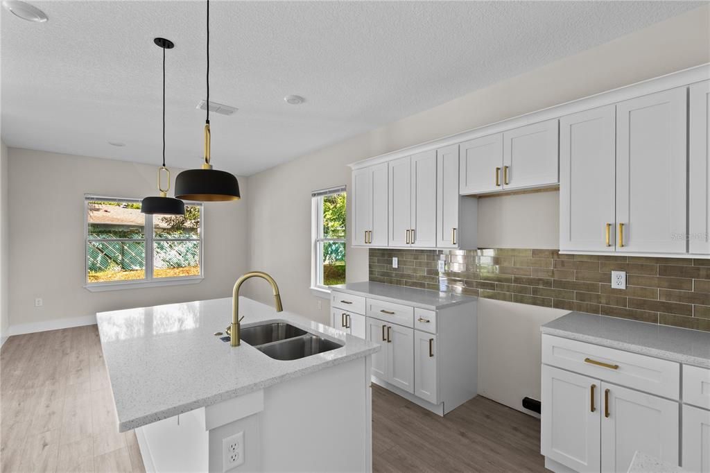 На продажу: $425,000 (4 спален, 2 ванн, 2112 Квадратных фут)