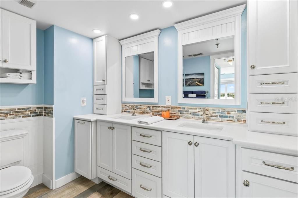 For Sale: $785,000 (2 beds, 2 baths, 1259 Square Feet)