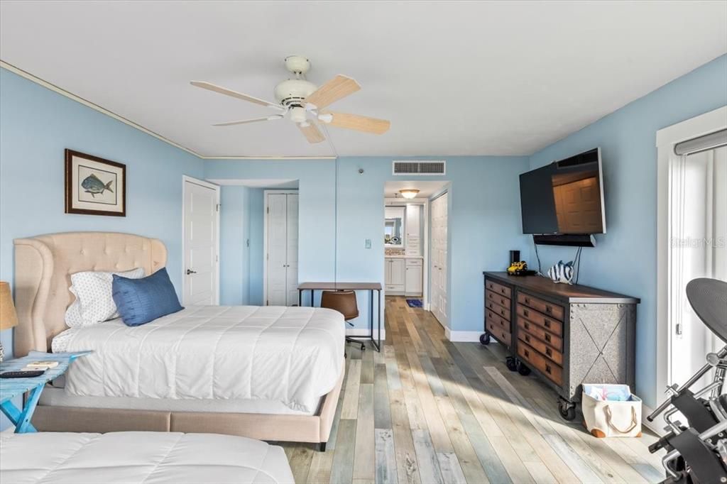 For Sale: $785,000 (2 beds, 2 baths, 1259 Square Feet)