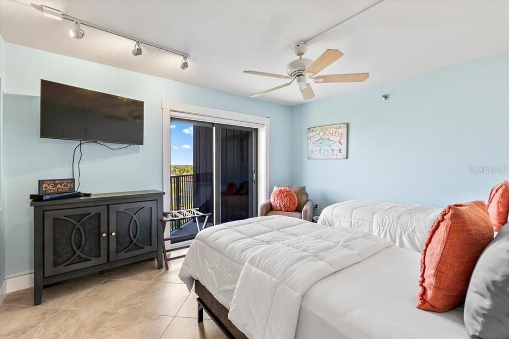 For Sale: $785,000 (2 beds, 2 baths, 1259 Square Feet)
