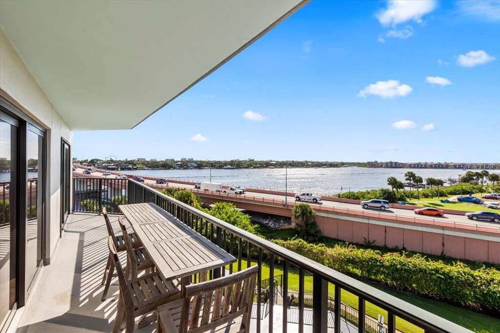 For Sale: $785,000 (2 beds, 2 baths, 1259 Square Feet)