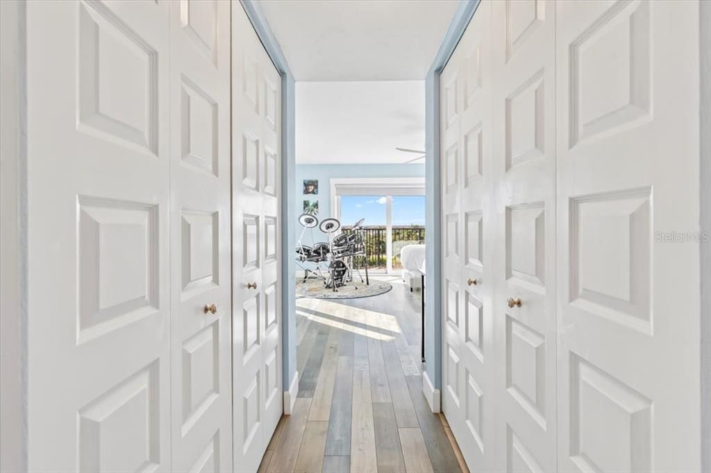 For Sale: $785,000 (2 beds, 2 baths, 1259 Square Feet)