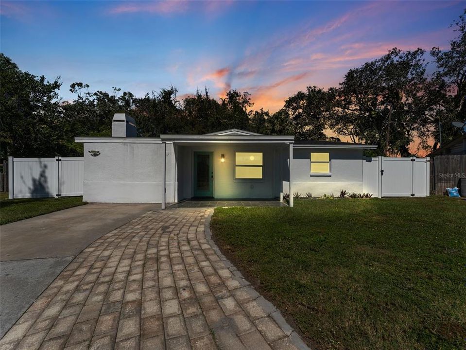 For Rent: $1,999 (3 beds, 2 baths, 1443 Square Feet)