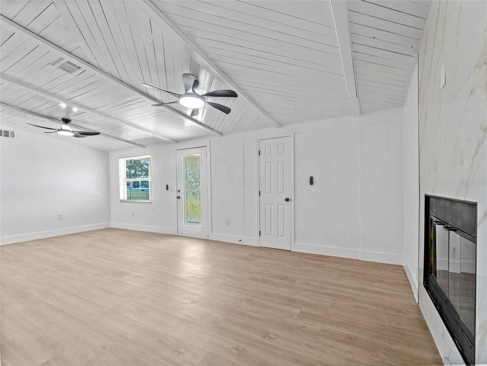 For Rent: $1,999 (3 beds, 2 baths, 1443 Square Feet)