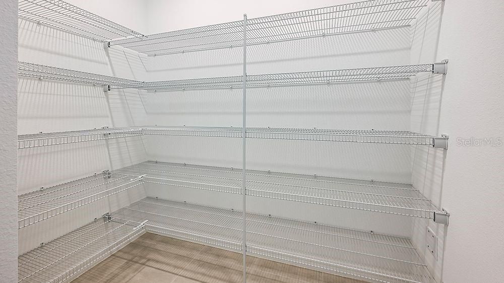 Activo con contrato: $416,000 (4 camas, 3 baños, 2303 Pies cuadrados)