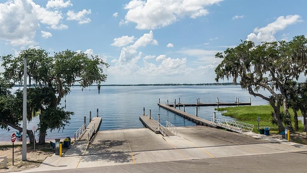 Activo con contrato: $416,000 (4 camas, 3 baños, 2303 Pies cuadrados)