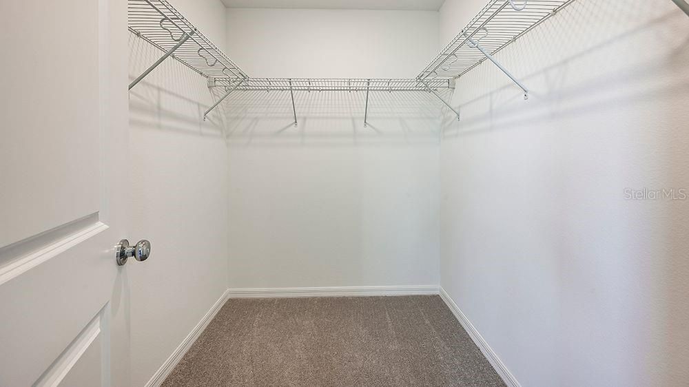 Activo con contrato: $416,000 (4 camas, 3 baños, 2303 Pies cuadrados)