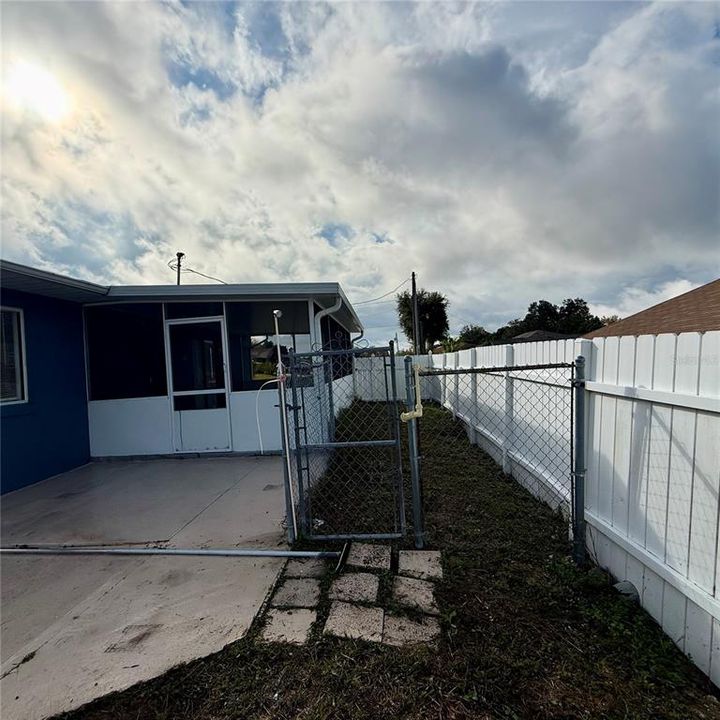 For Sale: $249,000 (2 beds, 2 baths, 896 Square Feet)