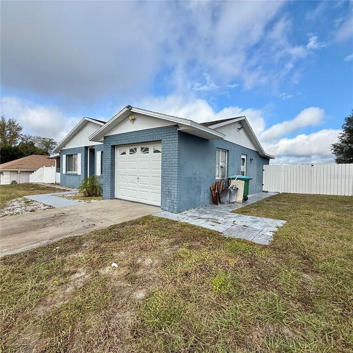 For Sale: $249,000 (2 beds, 2 baths, 896 Square Feet)