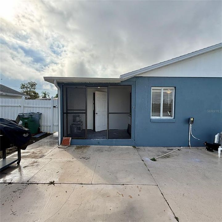 For Sale: $249,000 (2 beds, 2 baths, 896 Square Feet)