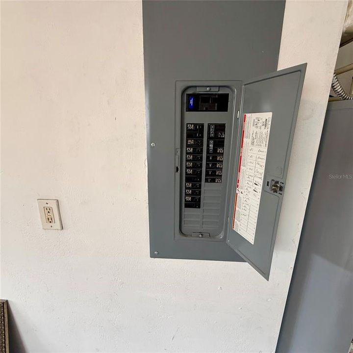 For Sale: $249,000 (2 beds, 2 baths, 896 Square Feet)