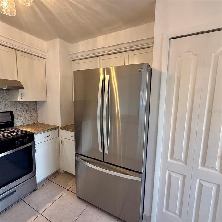 For Sale: $249,000 (2 beds, 2 baths, 896 Square Feet)