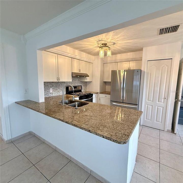 For Sale: $249,000 (2 beds, 2 baths, 896 Square Feet)