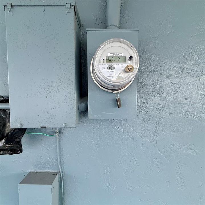 For Sale: $249,000 (2 beds, 2 baths, 896 Square Feet)