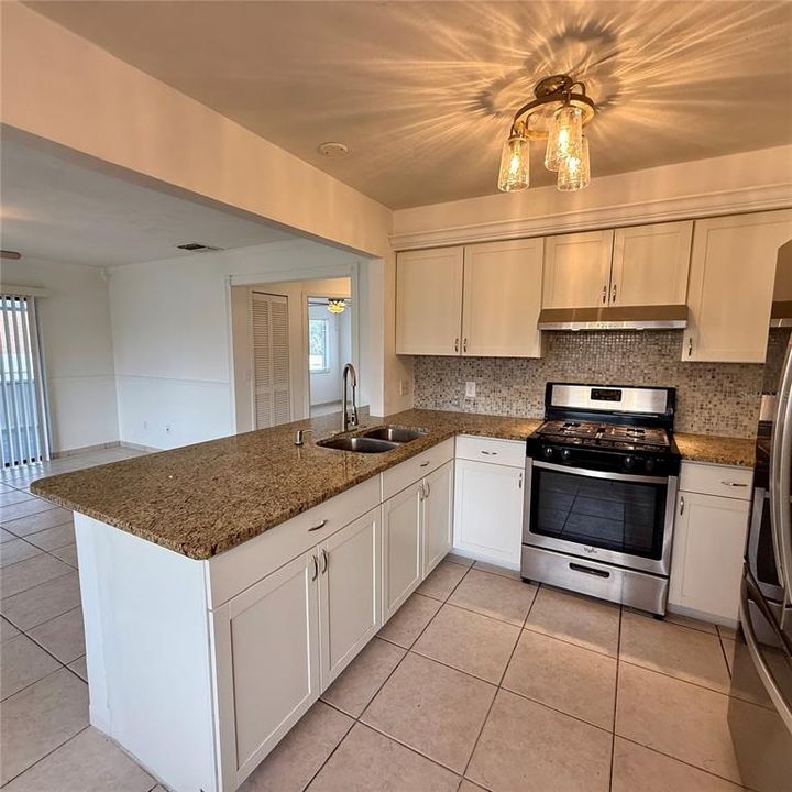 For Sale: $249,000 (2 beds, 2 baths, 896 Square Feet)